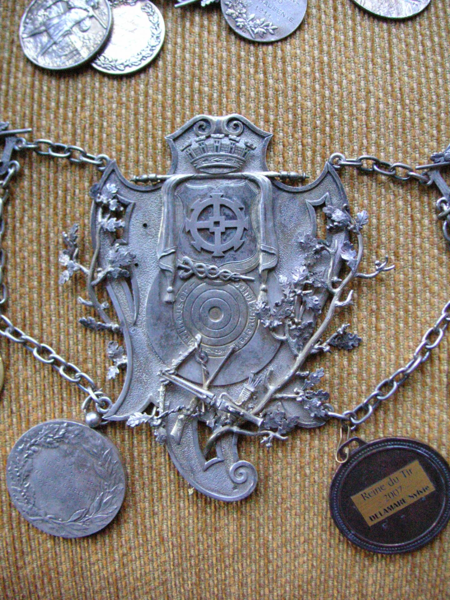 Detail du collier du roi du tir